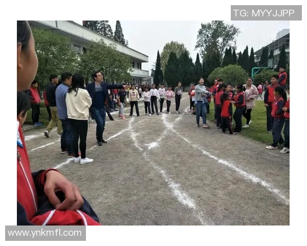 足球与玻璃的碰撞:运动激情与脆弱美学的奇妙交融 足球与玻璃的碰撞:运动激情与脆弱美学的奇妙交融