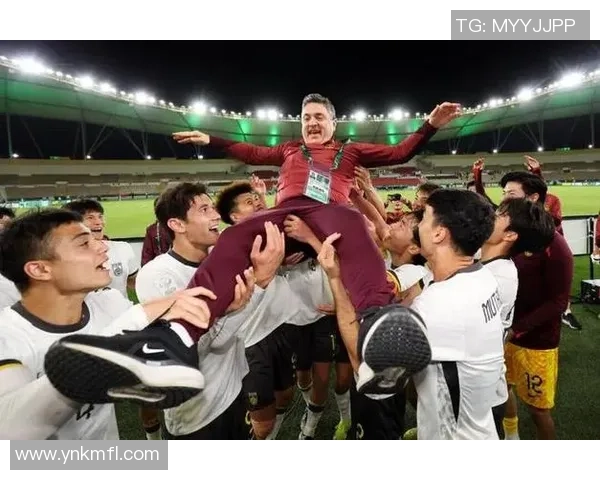 足球运动员意外遭遇足球重击蛋部位引发全场哗然与热议